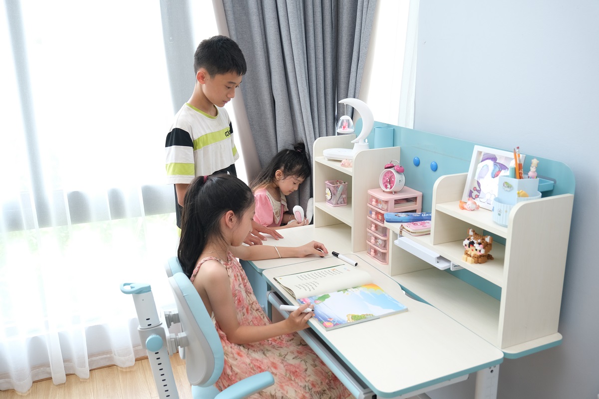 Bao nhiêu tuổi nên bắt đầu dùng bàn học chống gù chống cận cho trẻ? – Nền tảng cho tương lai khỏe mạnh