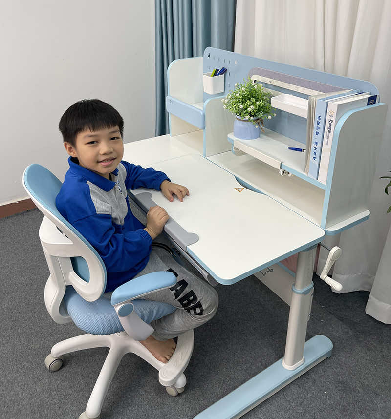 Review bàn học chống gù AngelKids Ưu nhược điểm – Cảm nhận thực tế